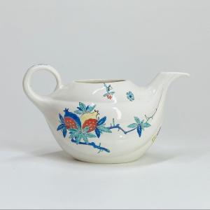 Chantilly - Soft Porcelain Teapot With Kakiemon Decoration - Circa 1740