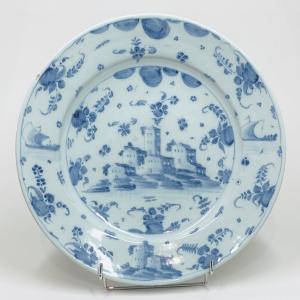 Savone - Grand plat à décor de paysage en camaïeu bleu - Vers 1700