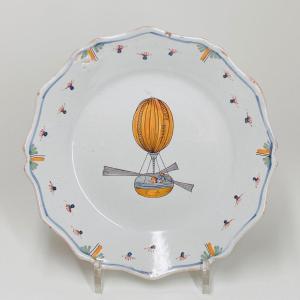 Rare assiette en faïence de Nevers à décor au ballon - XVIIIe siècle