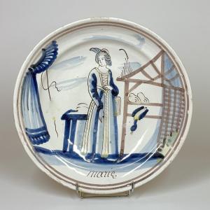 Plat en faïence de Desvres décoré  d'une femme devant l'étal d'un volailler - XVIIIe siècle