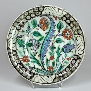 Plat en céramique d'Iznik à la palme Saz - Vers 1600