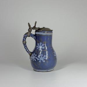 Petit pichet en faïence de Nevers à fond bleu persan - XVIIIe siècle