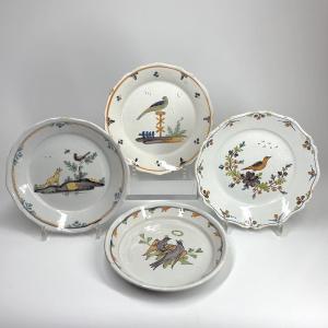 Quatre assiettes en faïence de Nevers à décor doiseaux - XVIIIe siècle