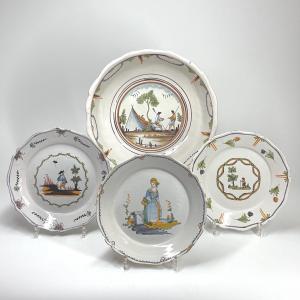 Trois assiettes en faïence de Nevers à décor de personnages - XVIIIe siècle