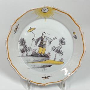 Assiette en faïence de Nevers - Chinois à l'ombrelle - XVIIIe siècle