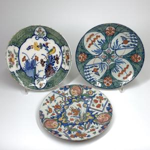 Trois assiettes en faïence de Delft - XVIIIe siècle