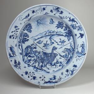 Grand plat en faïence de Nevers à décor d'une scène de chasse à l'autruche - Fin du XVIIe siècl