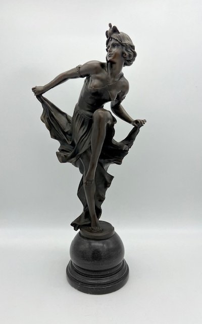 Sculpture En Bronze Sur Un Socle En Marbre Representant Une Dame Dansante, Signée A. Gory."