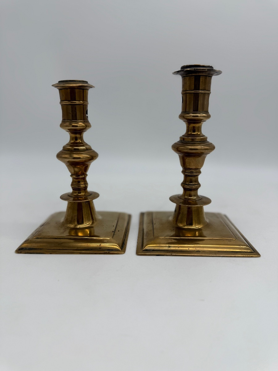 Deux bougeoirs en bronze à bases carrées. -photo-3