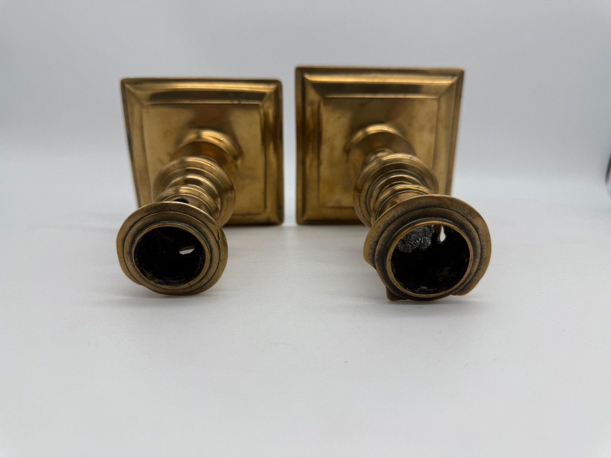 Deux bougeoirs en bronze à bases carrées. -photo-3