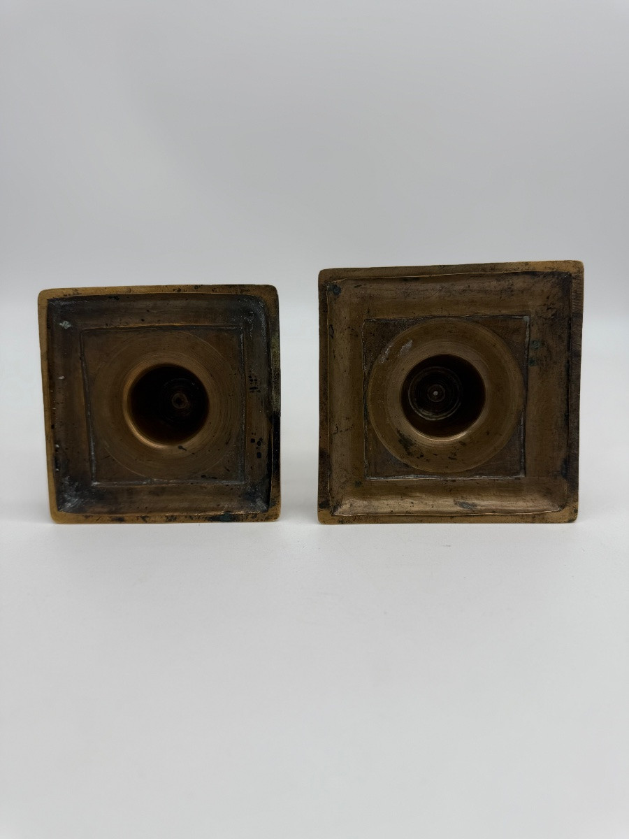 Deux bougeoirs en bronze à bases carrées. -photo-4