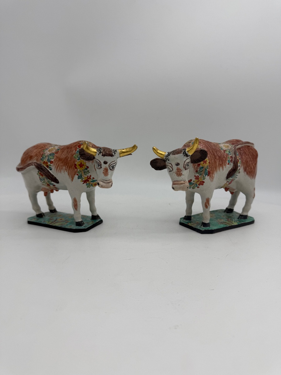 Paire de vaches en faïence de Delft polychrome