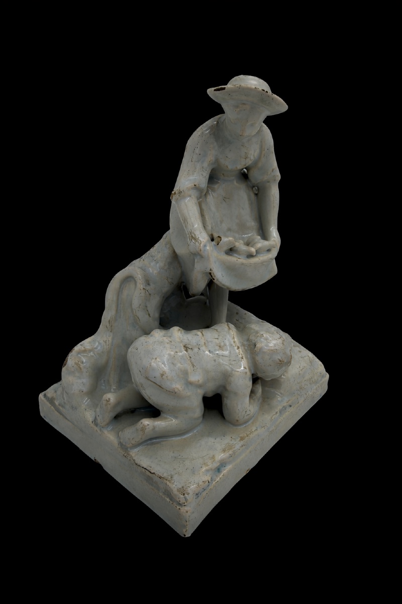 Statue en céramique blanche représentant une femme et un enfant