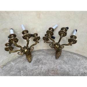 Paire d'appliques à quatre lumières en bronze doré à décor de rinceaux