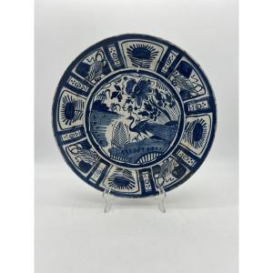 Grande assiette en Delft bleu et blanc du XVIIIe siècle