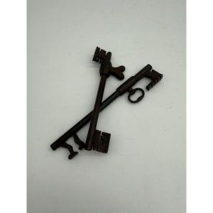 Deux clés passe-partout en fer 