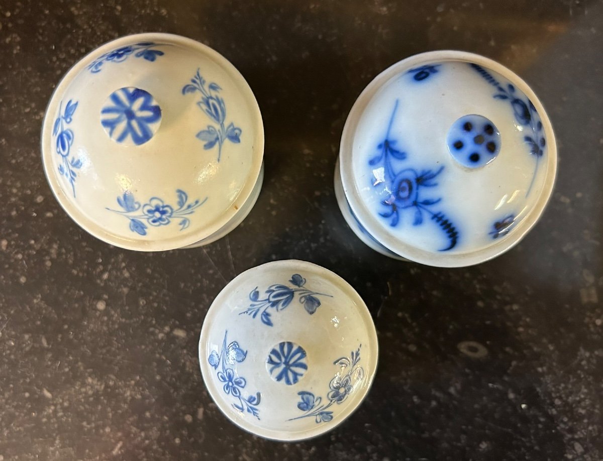 Manufacture De Mennecy Three 18th Century Porcelain Makeup Pots-photo-2
