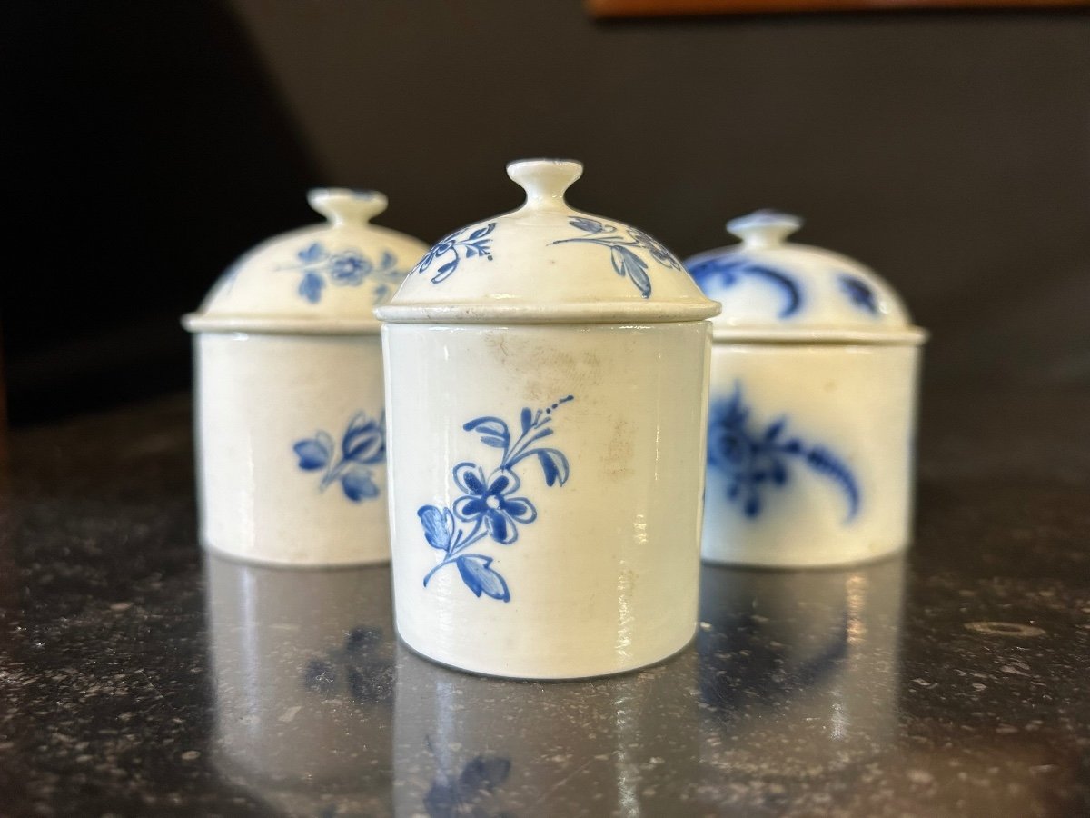 Manufacture De Mennecy Three 18th Century Porcelain Makeup Pots-photo-3