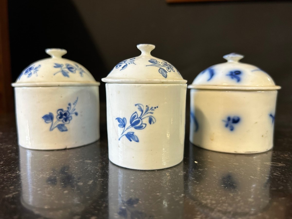 Manufacture De Mennecy Three 18th Century Porcelain Makeup Pots-photo-4
