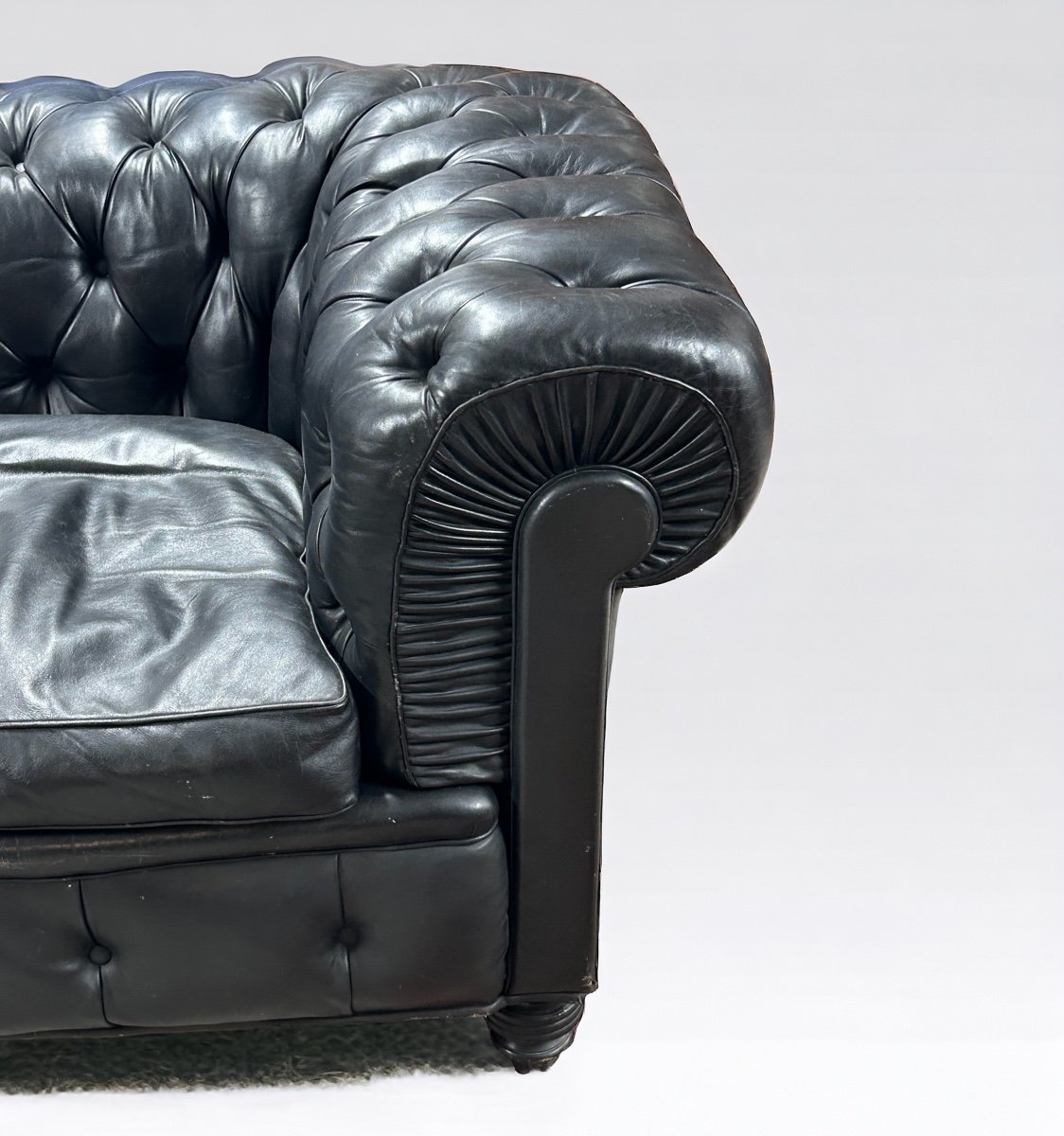 Large And Old Four-seater Leather Chesterfield Sofa Early 20th Century L 260 Cm-photo-3