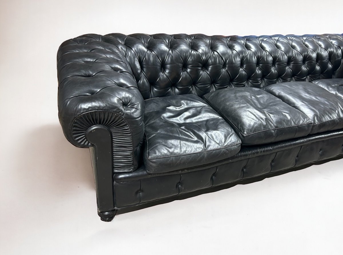 Grand Et Ancien Canapé Chesterfield En Cuir Quatre Places Début XXéme Siècle L 260 Cm-photo-4
