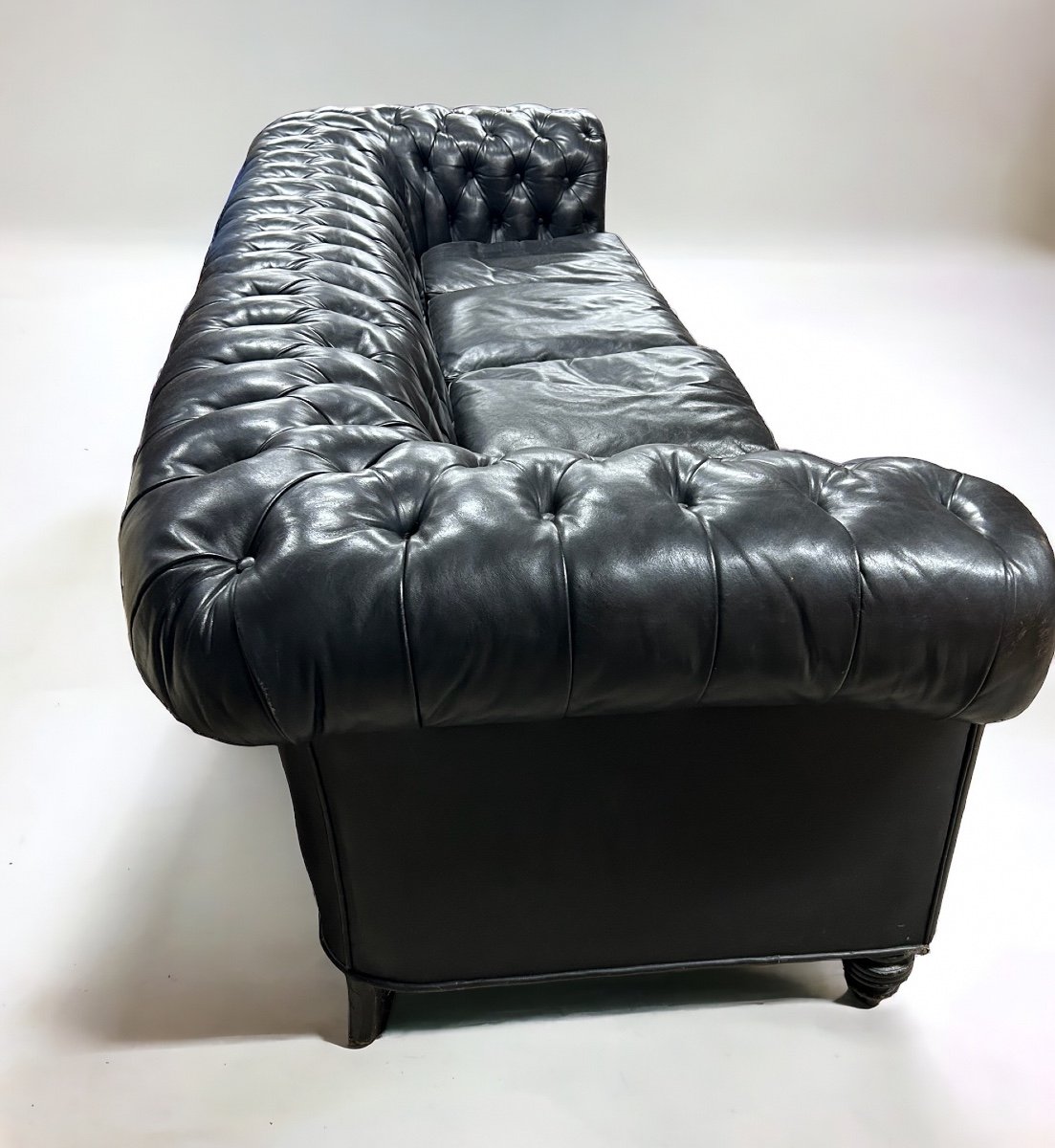 Large And Old Four-seater Leather Chesterfield Sofa Early 20th Century L 260 Cm-photo-1