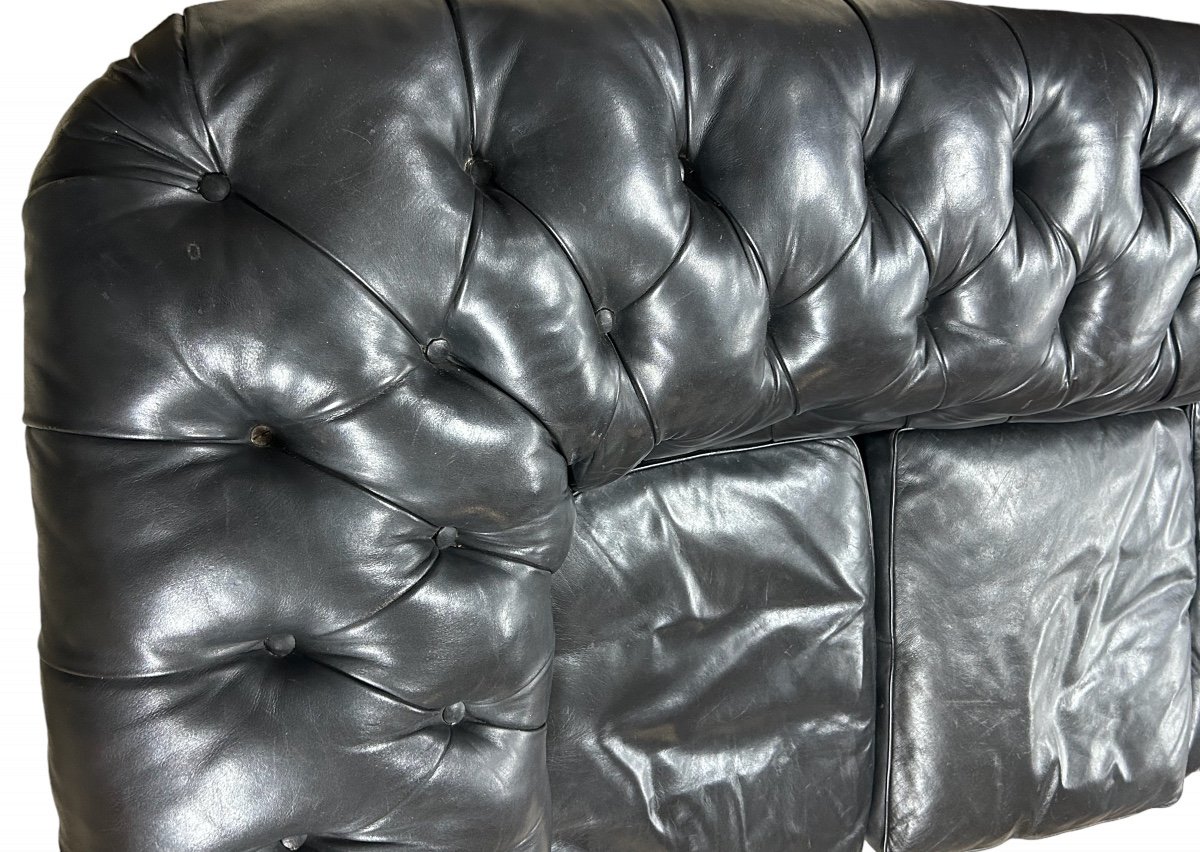 Grand Et Ancien Canapé Chesterfield En Cuir Quatre Places Début XXéme Siècle L 260 Cm-photo-2