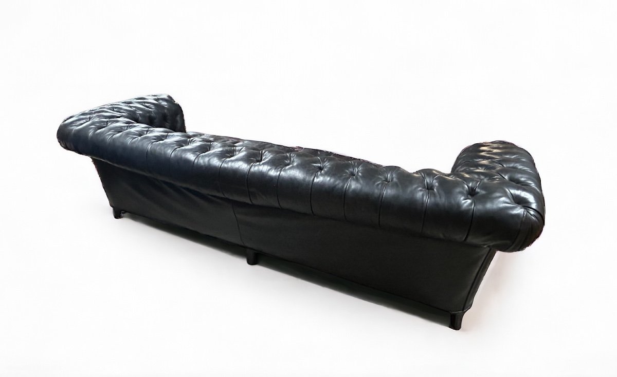 Grand Et Ancien Canapé Chesterfield En Cuir Quatre Places Début XXéme Siècle L 260 Cm-photo-3