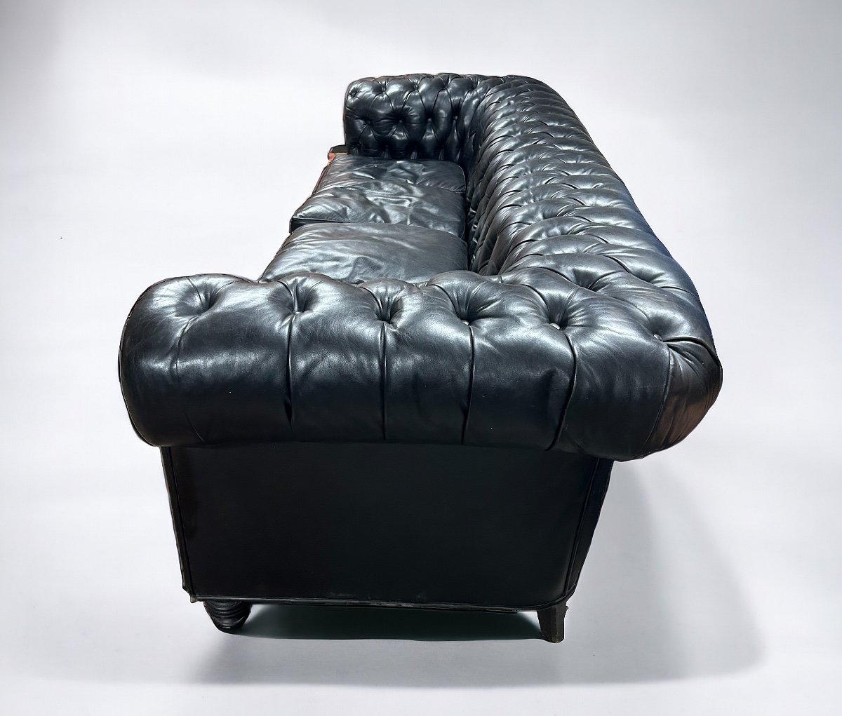 Grand Et Ancien Canapé Chesterfield En Cuir Quatre Places Début XXéme Siècle L 260 Cm-photo-4