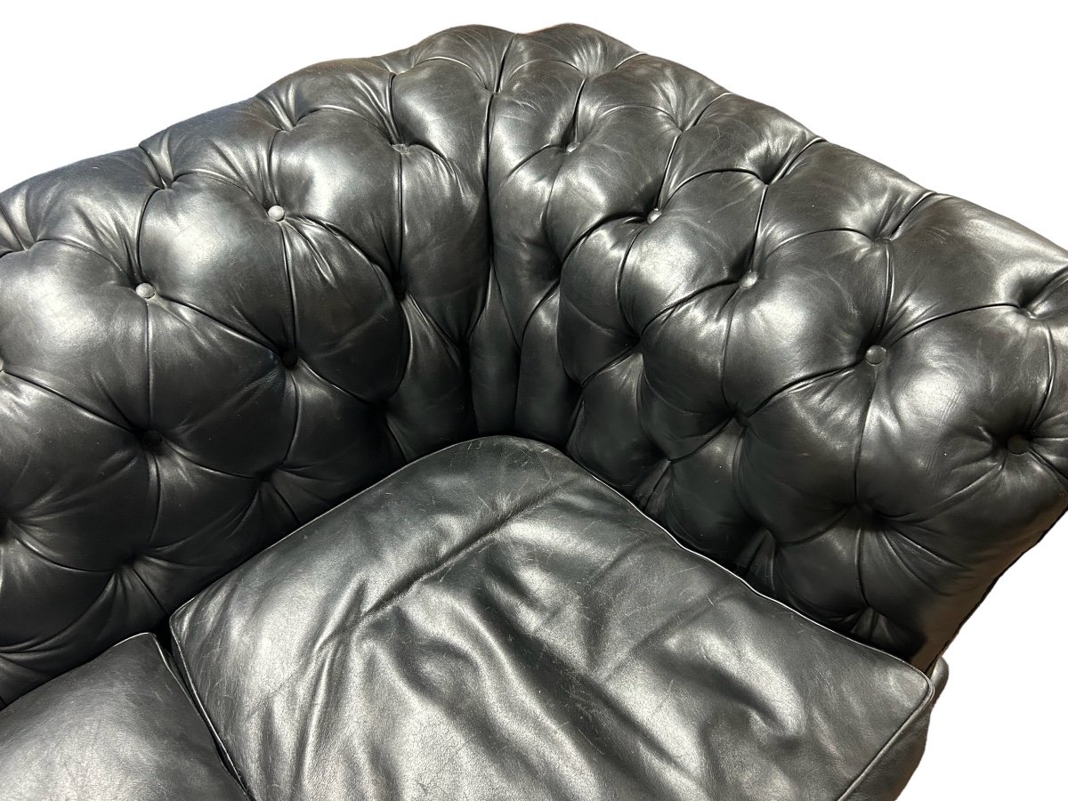 Grand Et Ancien Canapé Chesterfield En Cuir Quatre Places Début XXéme Siècle L 260 Cm-photo-7