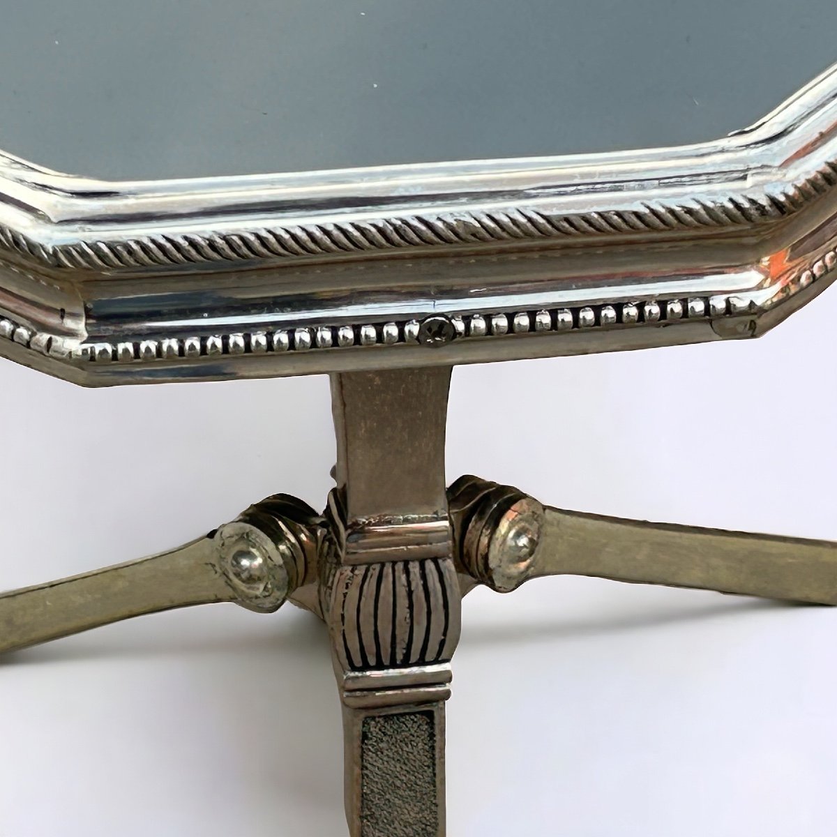  Table Bout De Canapé  En Bronze Argenté De Style Néoclassique Et Opaline Noire Vers 1970-photo-3