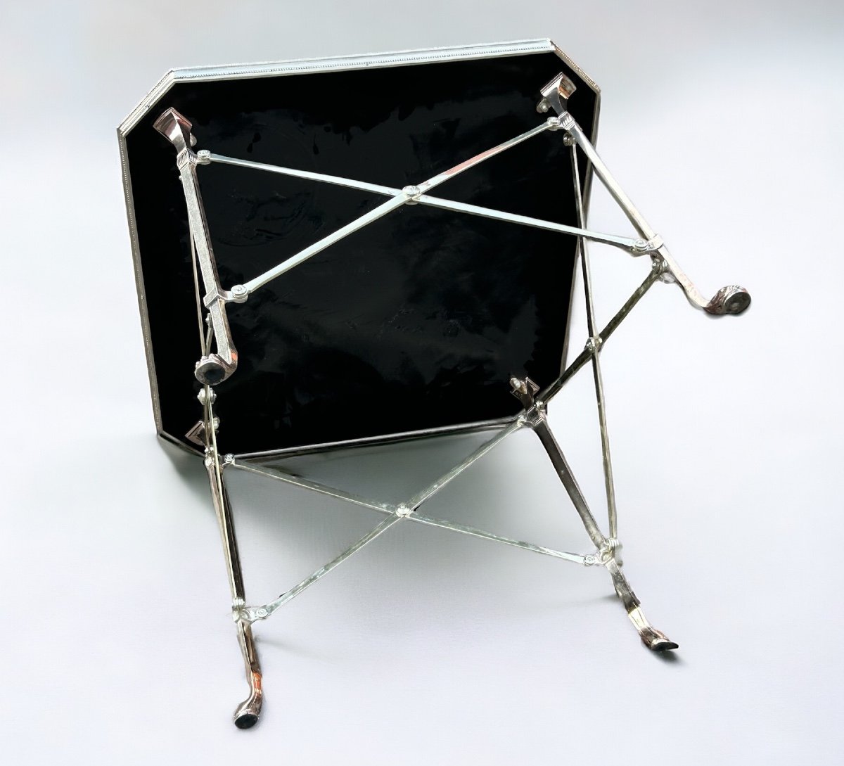  Table Bout De Canapé  En Bronze Argenté De Style Néoclassique Et Opaline Noire Vers 1970-photo-6