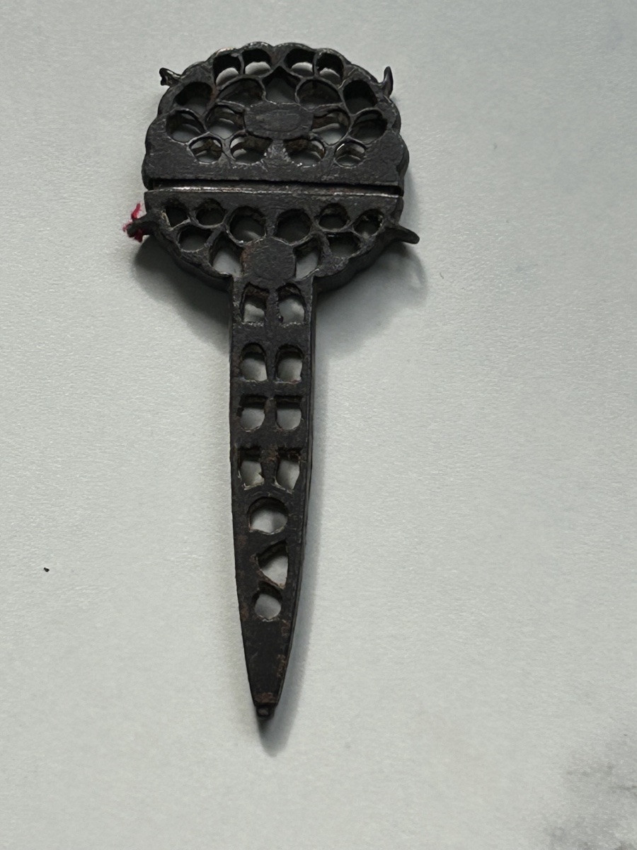 Openwork Wrought Iron Scissor Case - France, 17th Century -photo-2