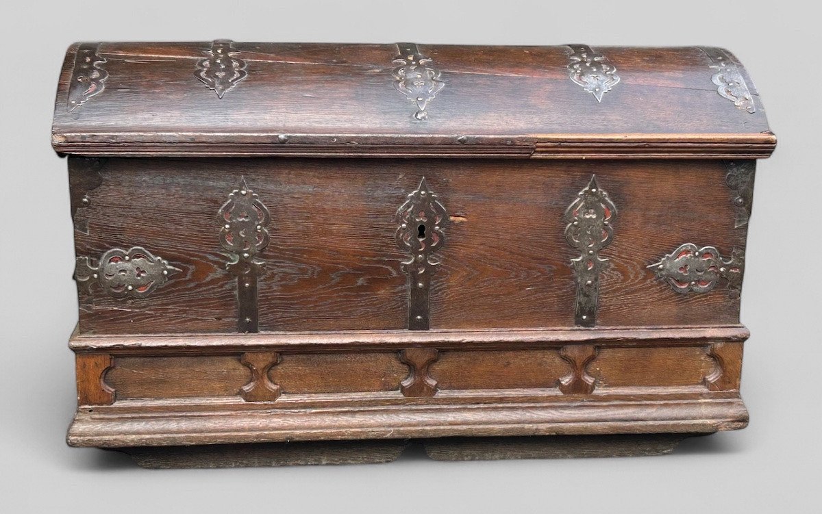 Important Oak Chest With Domed Top And Rich Wrought Iron Decoration, 17th Century -photo-2