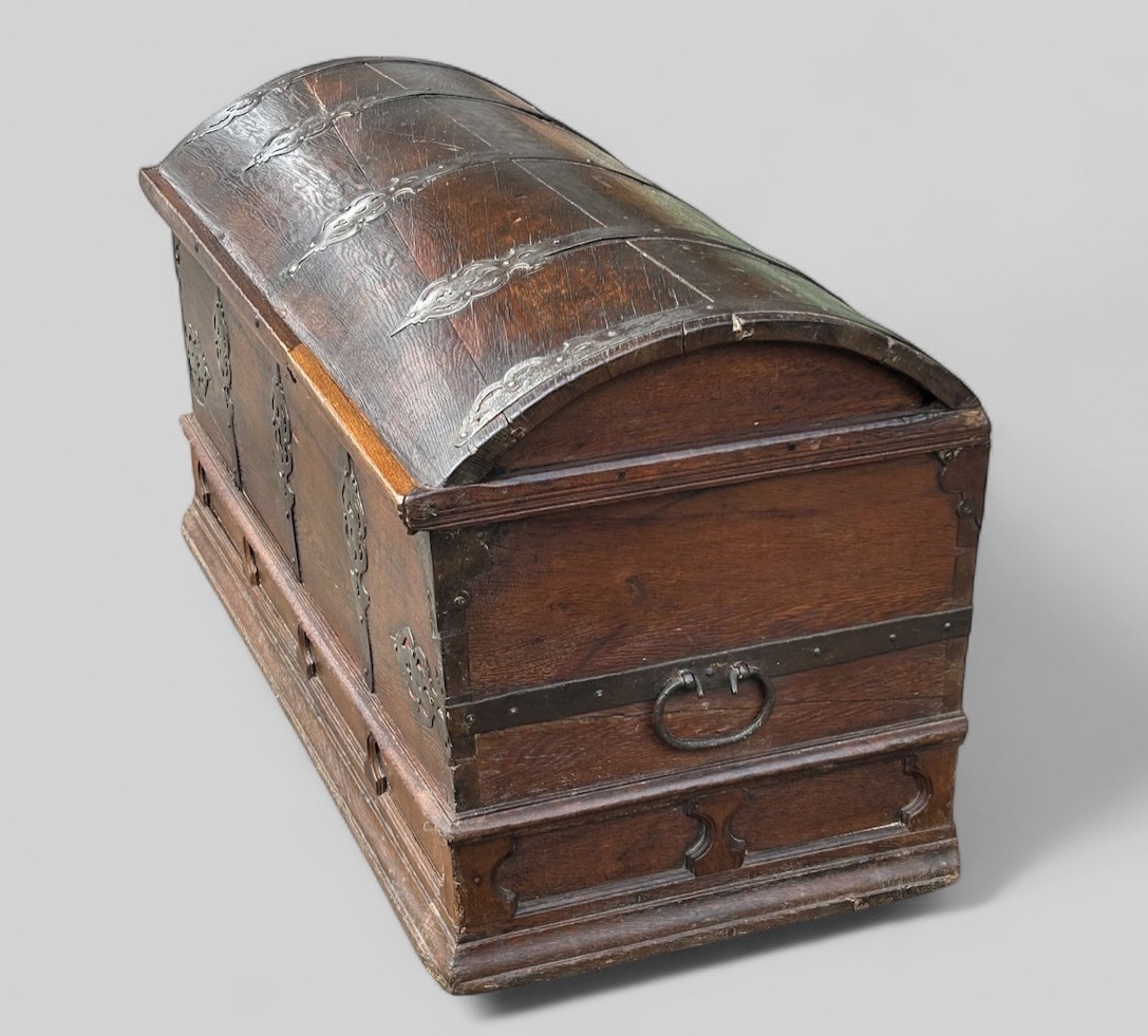 Important Oak Chest With Domed Top And Rich Wrought Iron Decoration, 17th Century -photo-3
