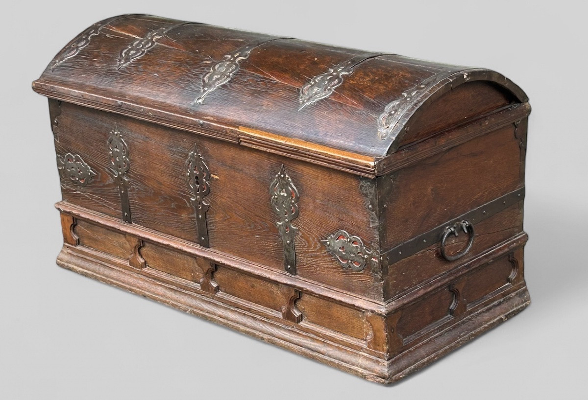 Important Oak Chest With Domed Top And Rich Wrought Iron Decoration, 17th Century -photo-3