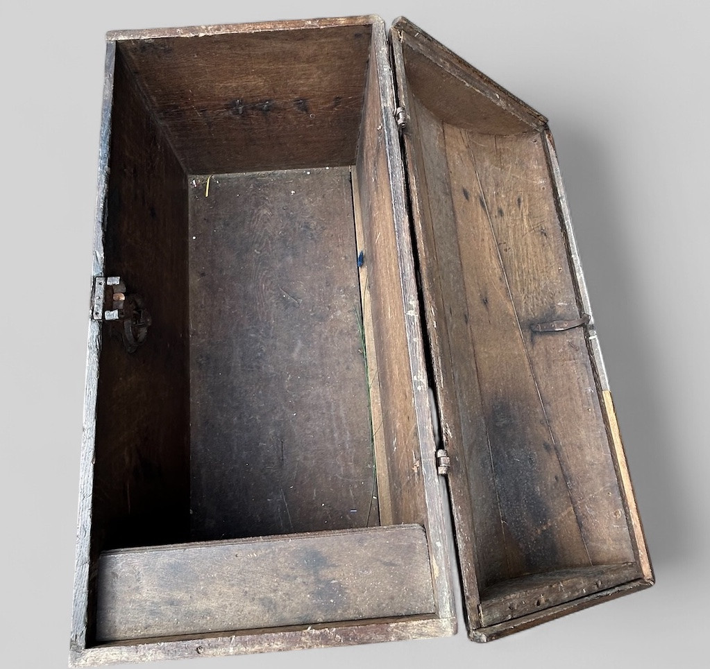 Important Oak Chest With Domed Top And Rich Wrought Iron Decoration, 17th Century -photo-4