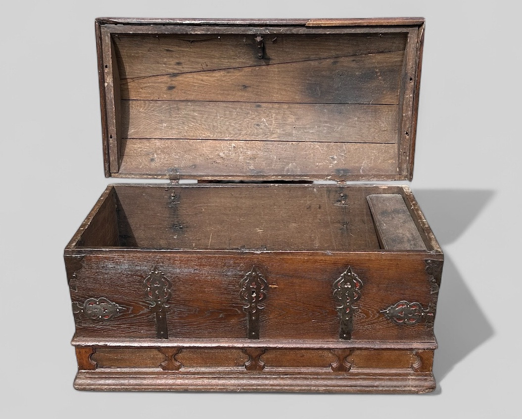 Important Oak Chest With Domed Top And Rich Wrought Iron Decoration, 17th Century -photo-7