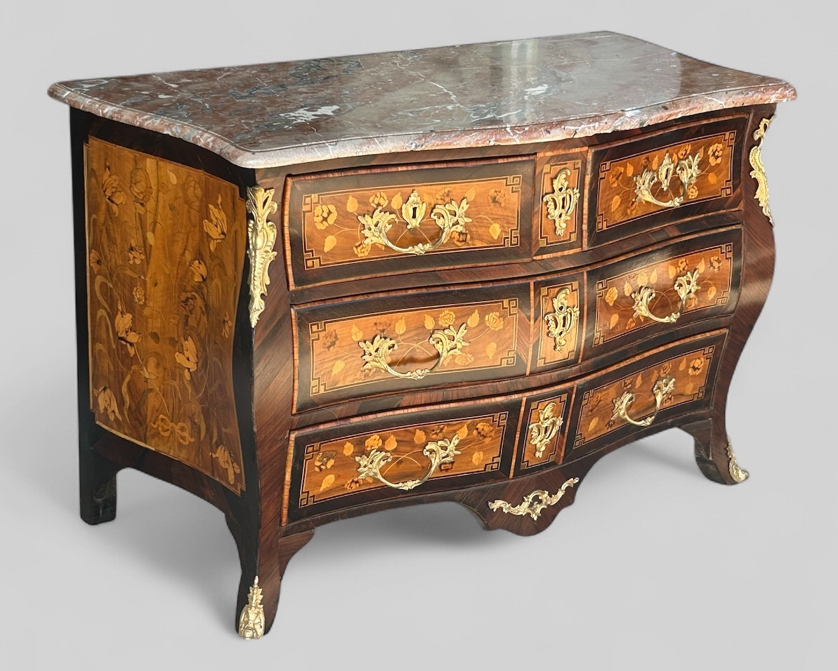 Commode tombeau Louis XV en marqueterie de fleurs d’époque XVIIIème siècle 