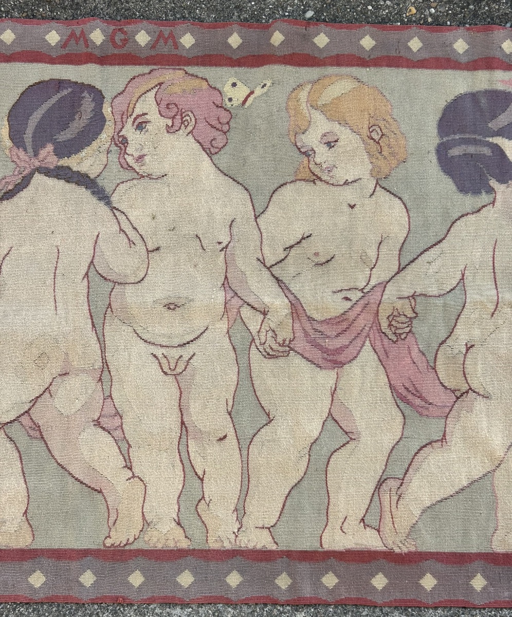 Tapisserie d’époque Art nouveau enfants dansant monogramme MGM vers 1900 L 194 cm-photo-1