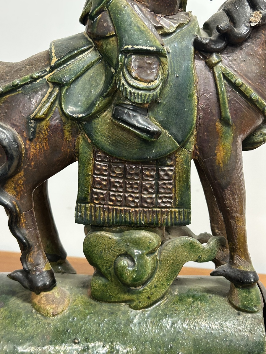 Chine du Sud importante tuile faîtière en grès émaillé de style Sancai fin période Qing H 47 cm-photo-1