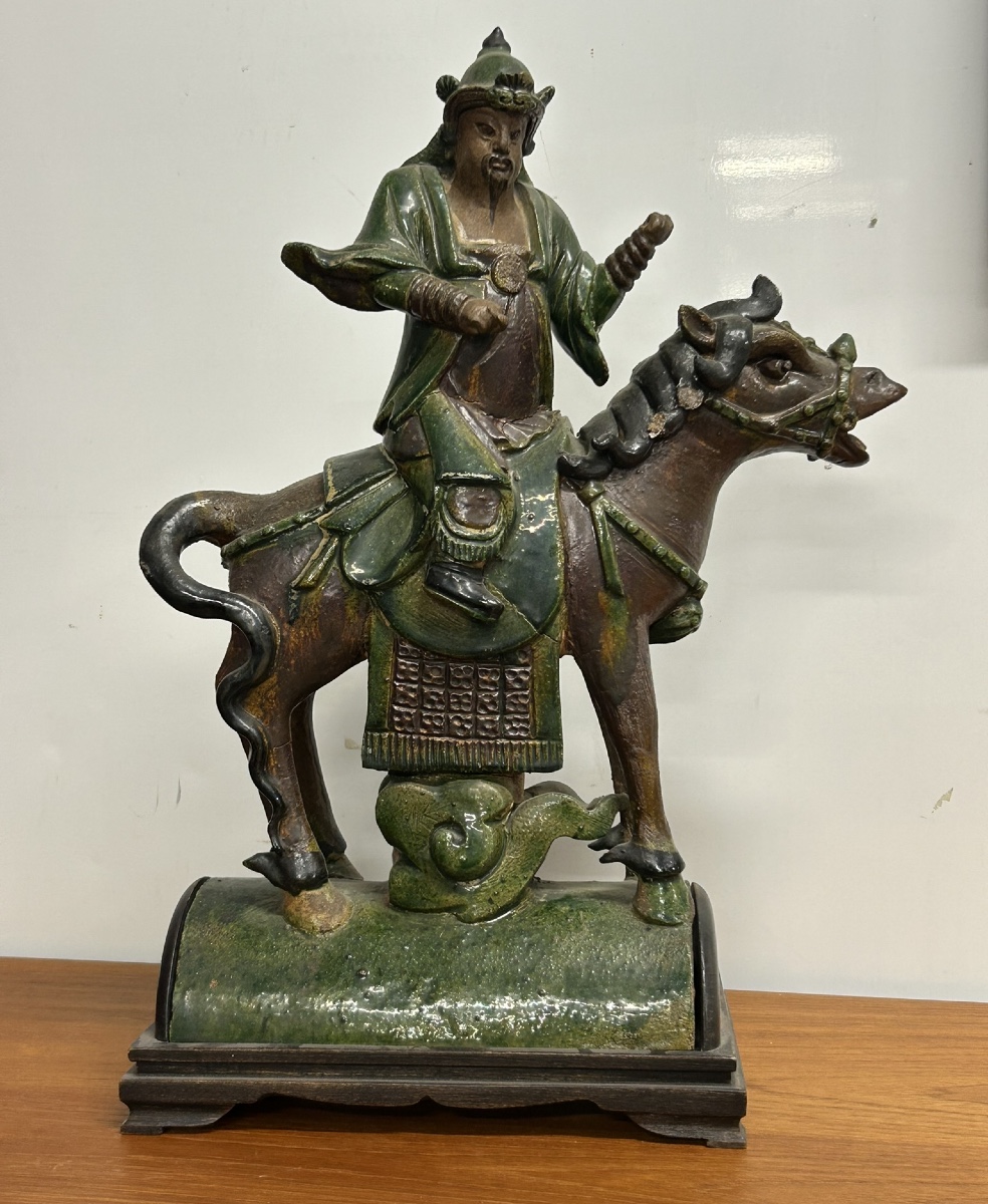 Chine du Sud importante tuile faîtière en grès émaillé de style Sancai fin période Qing H 47 cm