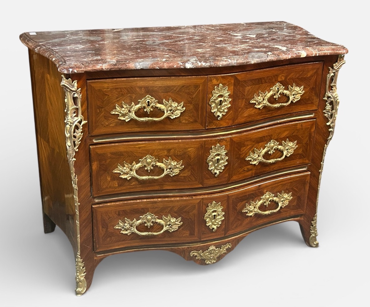 Commode d’entre deux en placage de bois de violette d’époque Louis XV - XVIIIème siècle.