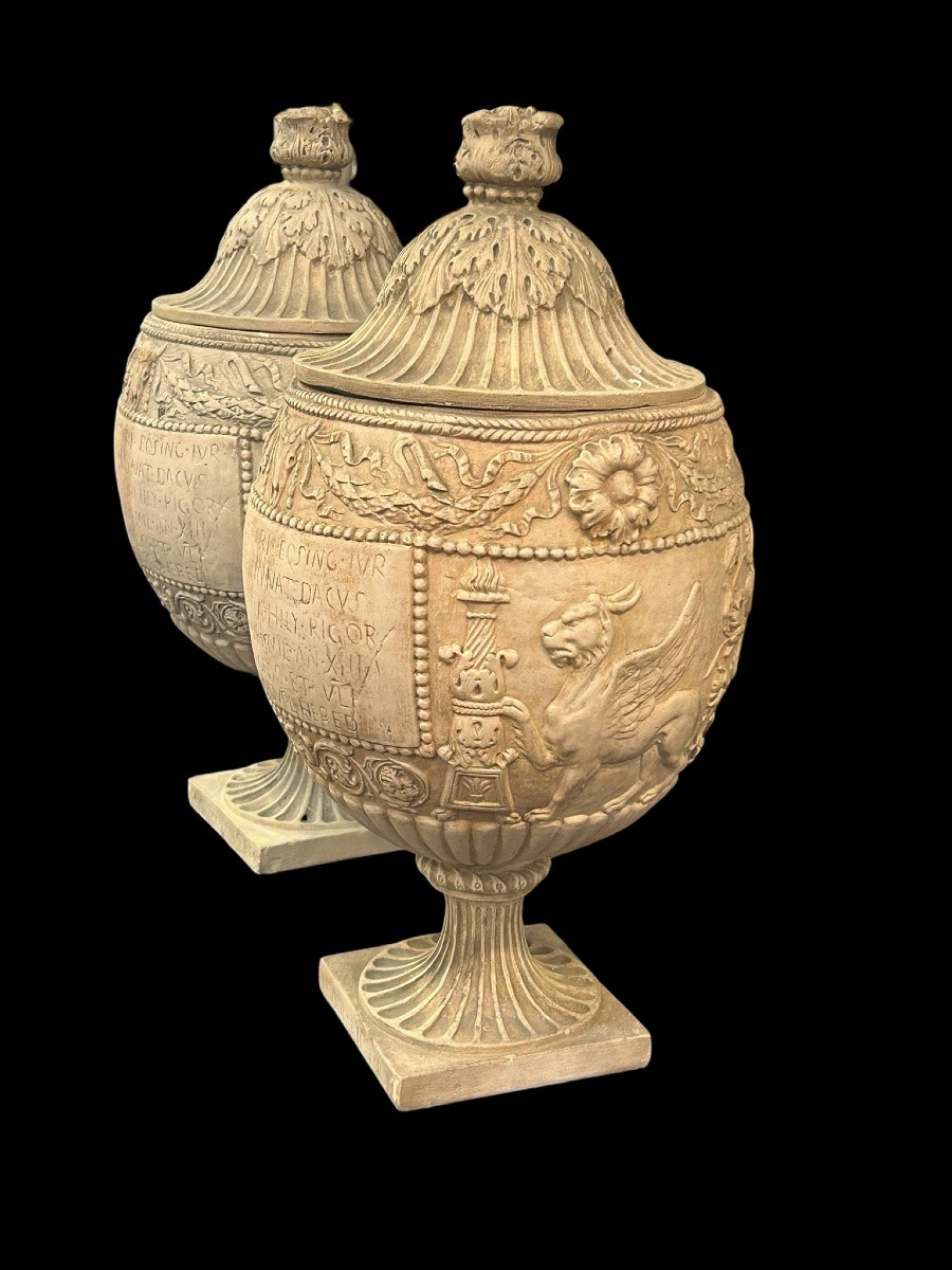 Paire de vases couverts ou urnes Piraseni dans le goût de l’antique en terre cuite blanche H 65-photo-2