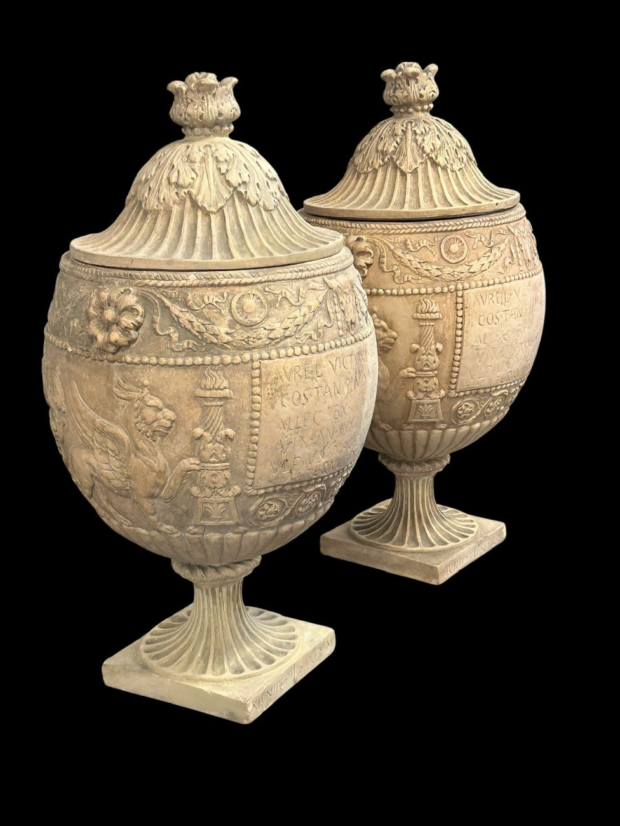 Paire de vases couverts ou urnes Piraseni dans le goût de l’antique en terre cuite blanche H 65-photo-3
