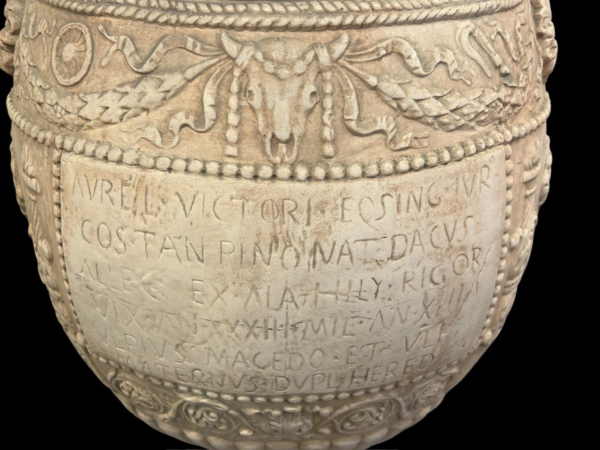 Paire de vases couverts ou urnes Piraseni dans le goût de l’antique en terre cuite blanche H 65-photo-4