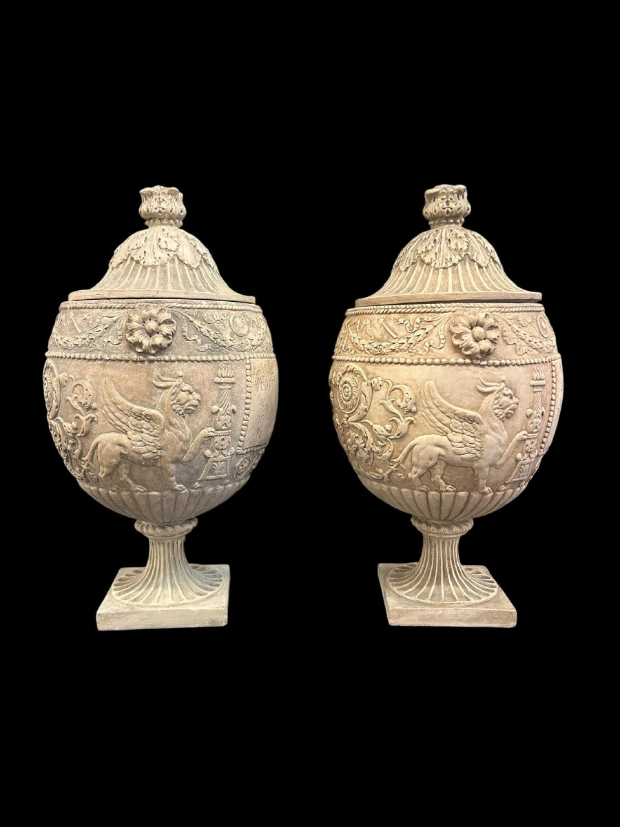 Paire de vases couverts ou urnes Piraseni dans le goût de l’antique en terre cuite blanche H 65-photo-1