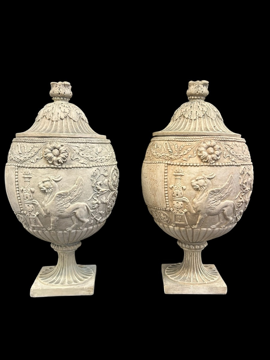 Paire de vases couverts ou urnes Piraseni dans le goût de l’antique en terre cuite blanche H 65-photo-2