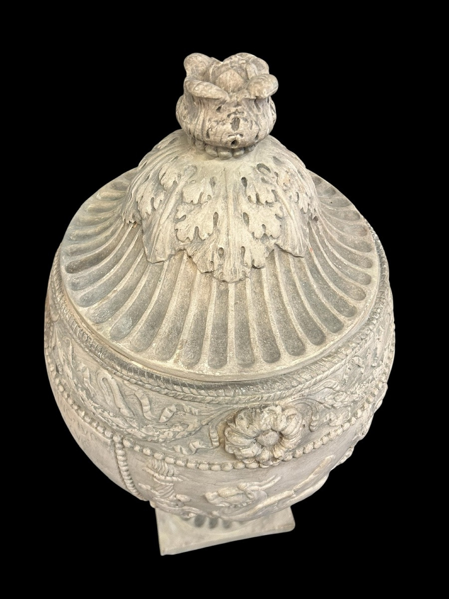 Paire de vases couverts ou urnes Piraseni dans le goût de l’antique en terre cuite blanche H 65-photo-3