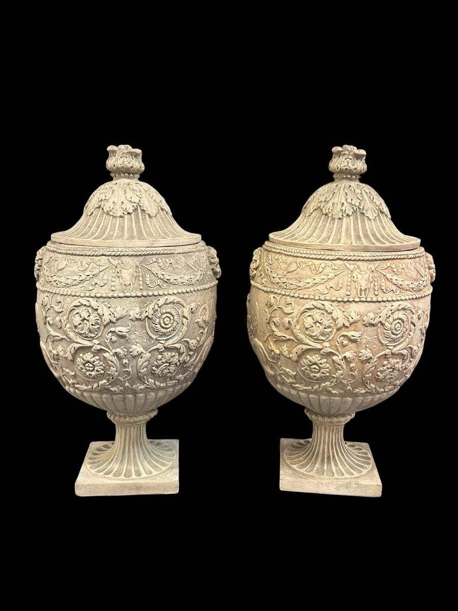 Paire de vases couverts ou urnes Piraseni dans le goût de l’antique en terre cuite blanche H 65-photo-4